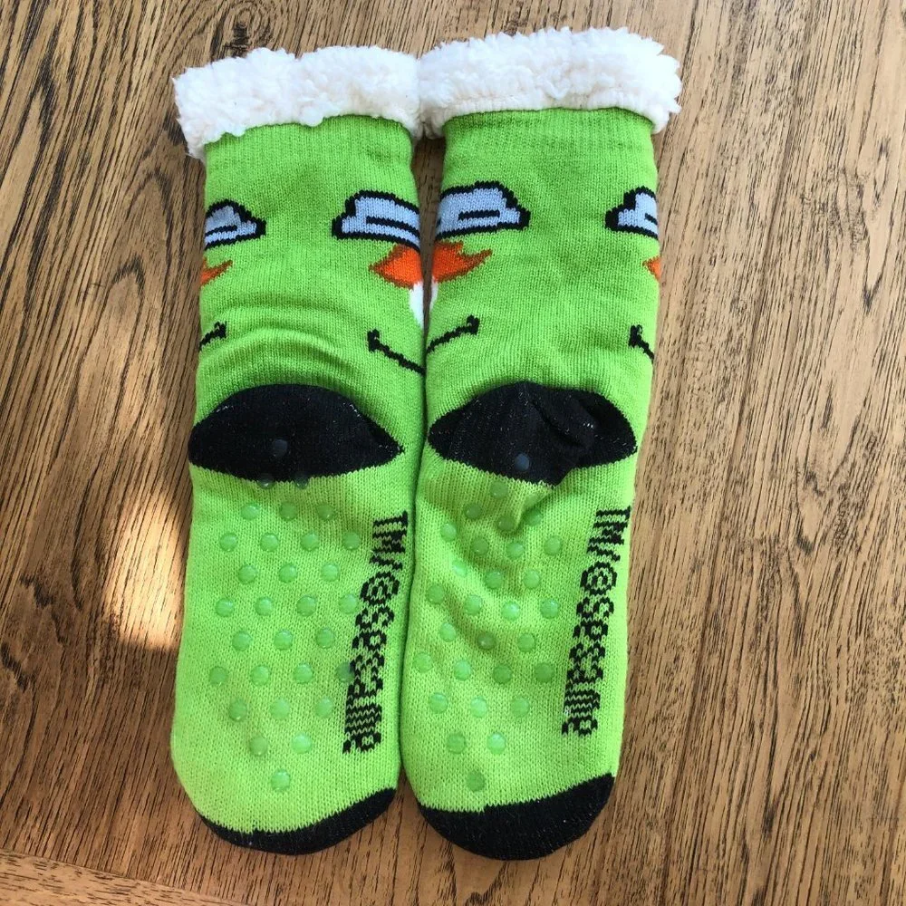 Sesame Street Oscar the Grouch Sherpa Slipper Socks NWOT - Picture 2 of 2
